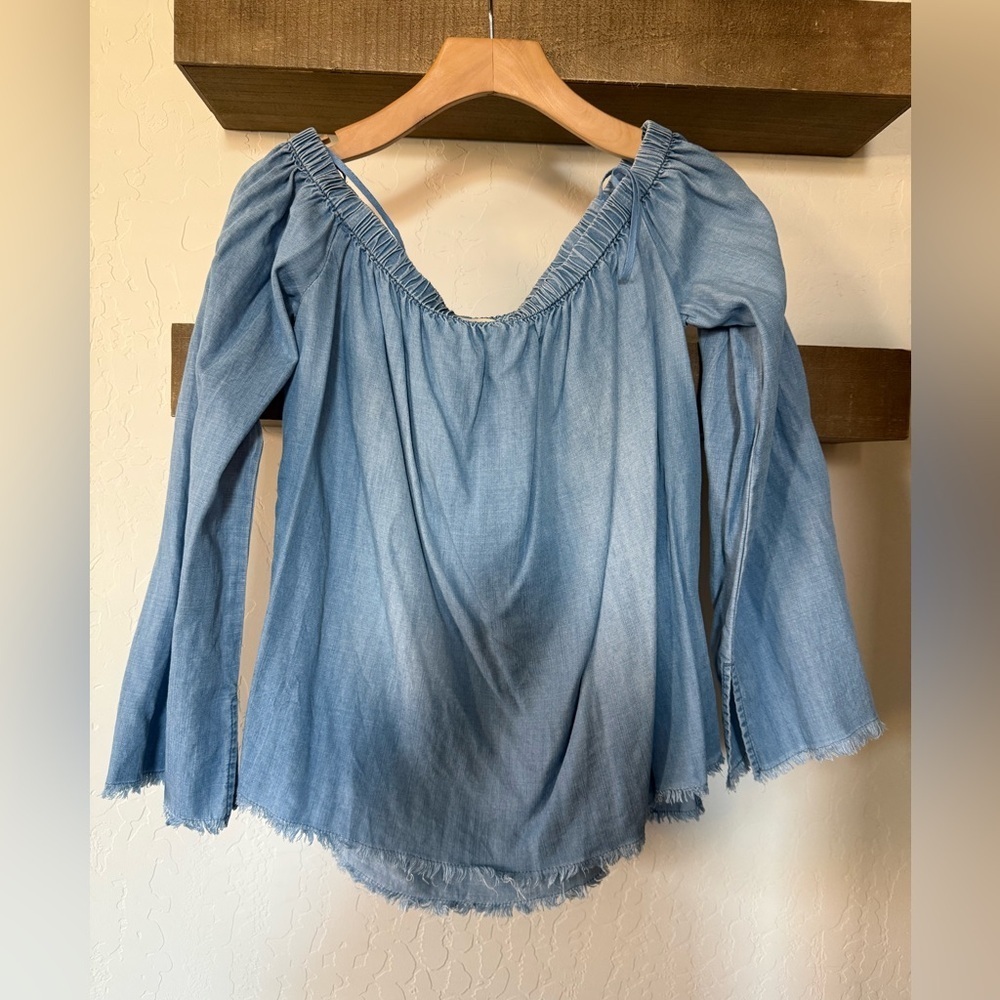 Anthro|Cloth & Stone boho Chambray off the the shoulder blouse,raw hem•••Lyocell